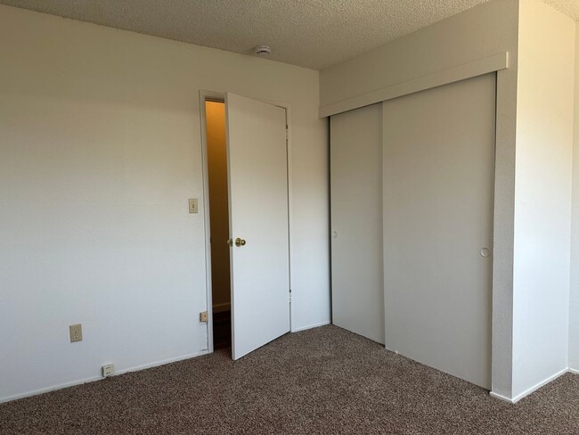 Building Photo - New LVP & Carpet! Great Anderson location!