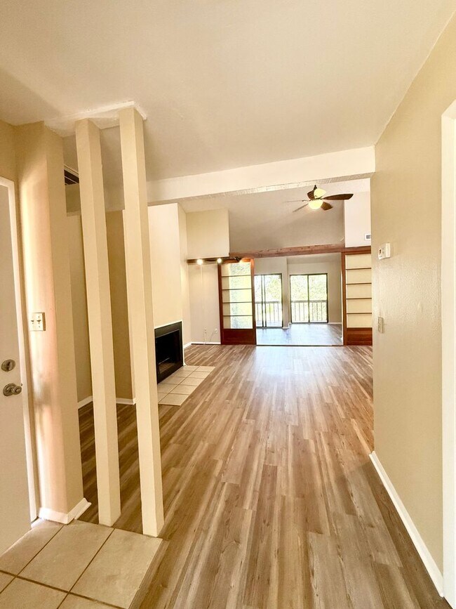 Building Photo - Remodeled!! Close to Shopping, VA Hospital and Hilaman Golf Course!