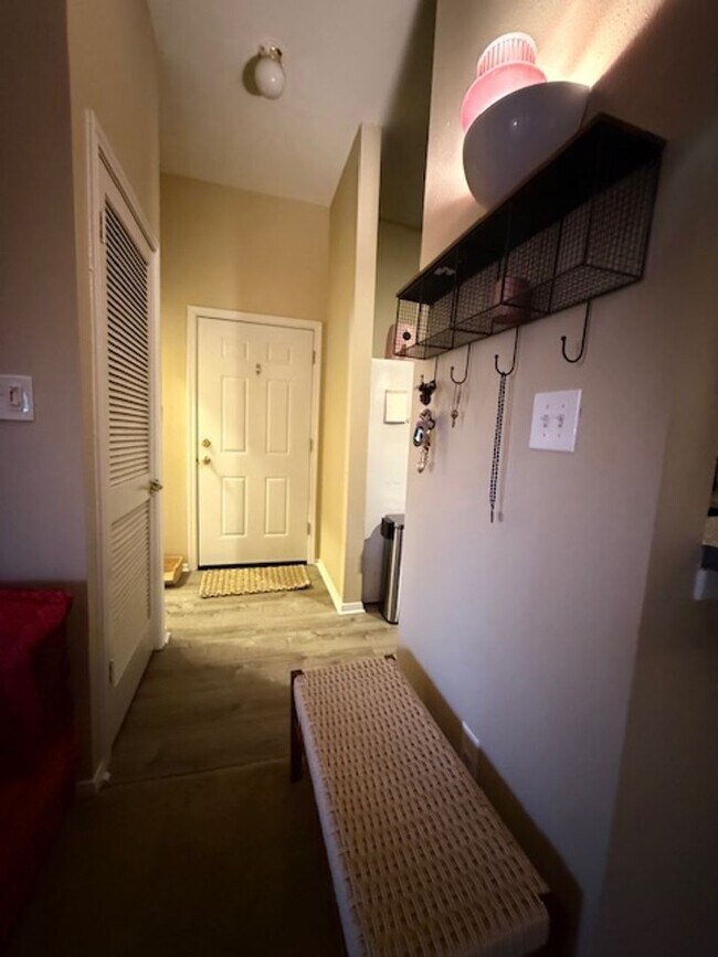 Building Photo - 608 Squire Ln