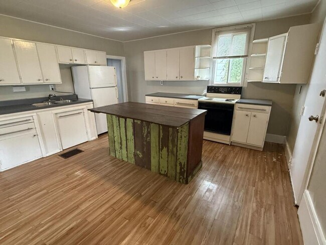 Building Photo - COMING SOON! 3 Bedroom in Newport, PA!