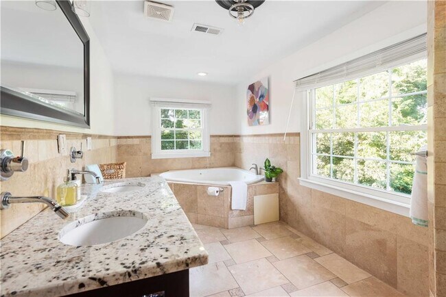 Building Photo - 383 Park Ave SE