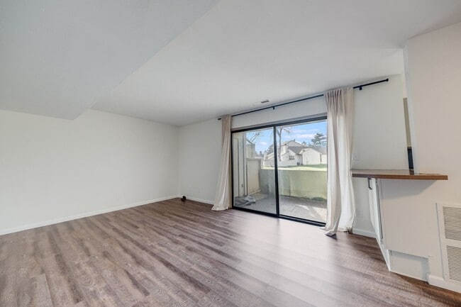 Building Photo - 2 bedroom 1 Bathroom Condo-