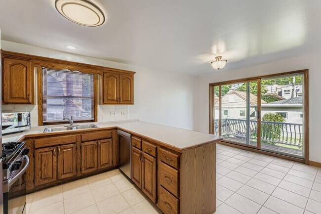 Building Photo - 3 bedroom in Chicago IL 60625