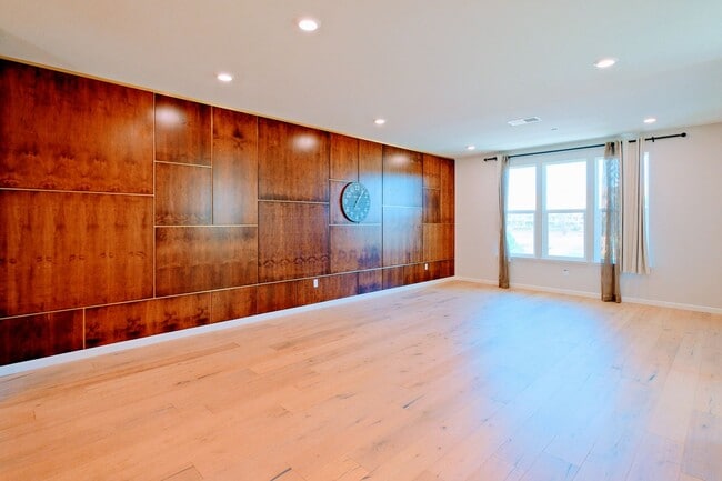 Building Photo - Beautiful end unit 4 bedroom condo in Dublin