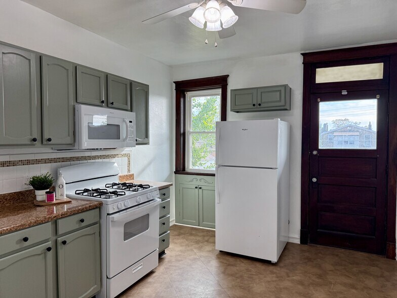 Kitchen - 4950 Loughborough Ave