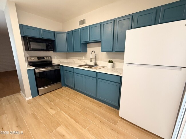 Building Photo - 1122 S McClintock Dr