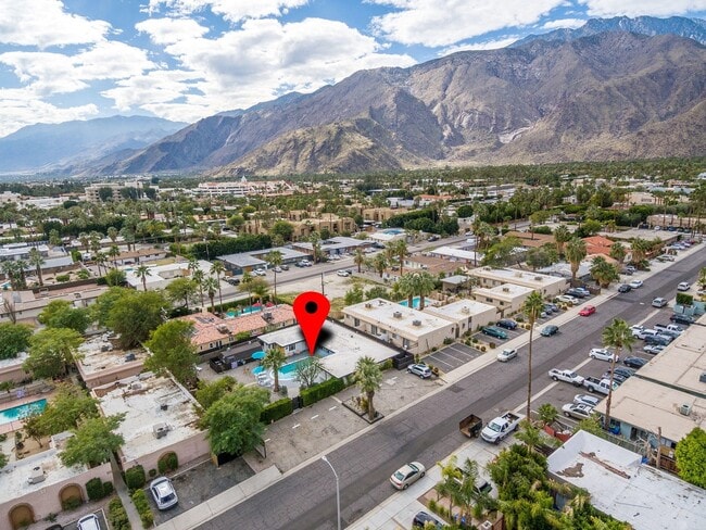 Desert Regional 1 mi, Eisenhower 12 mi - 525 E Cottonwood Rd