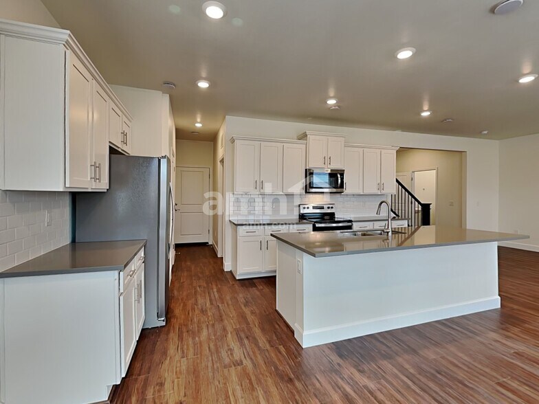 Building Photo - 6173 W Calle Lingo