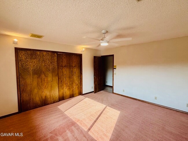 Building Photo - 527 Westlake Dr