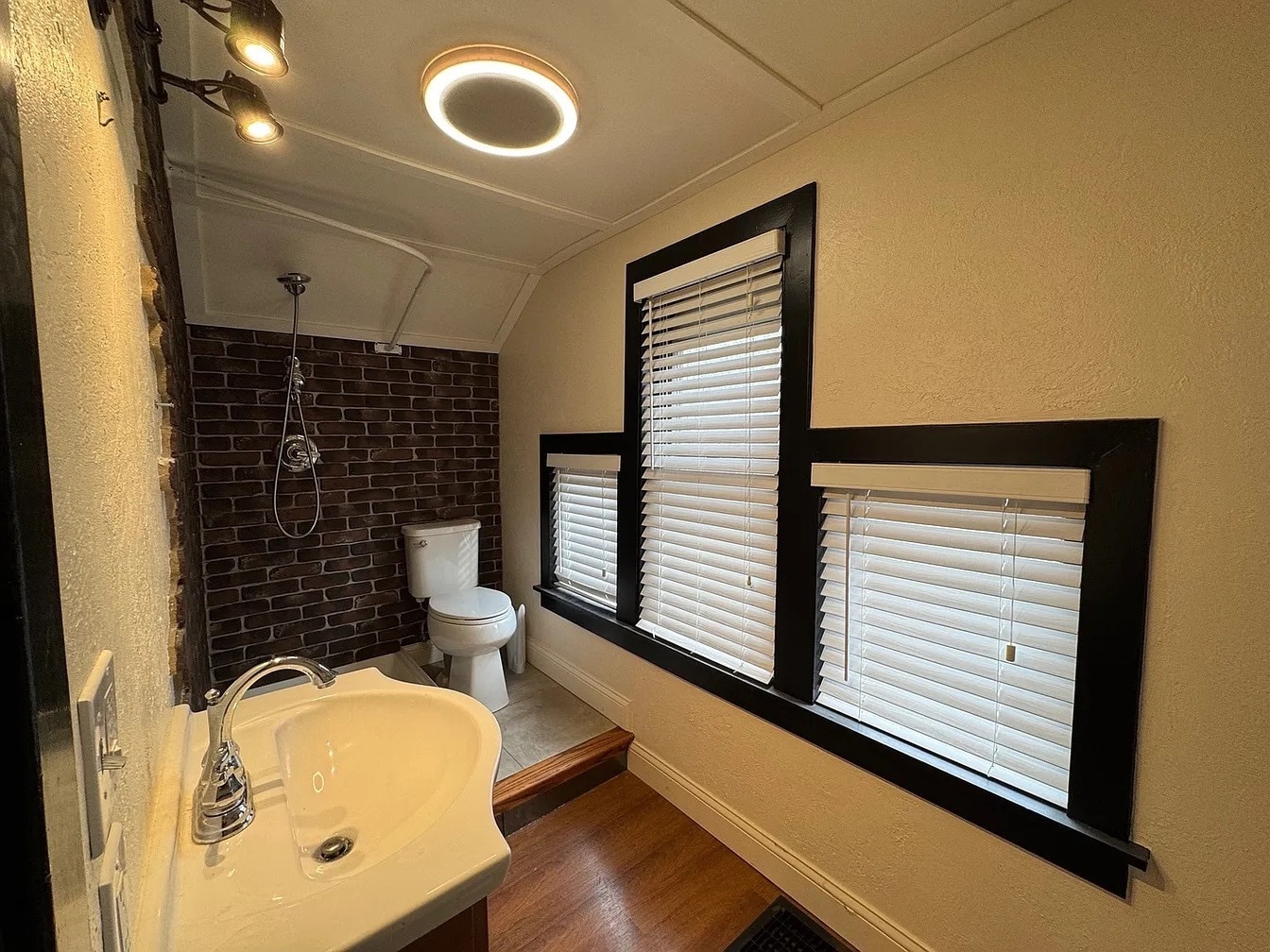 Building Photo - 800 E Belmont Ave