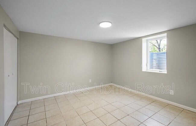 Building Photo - 2081 Hillview Rd