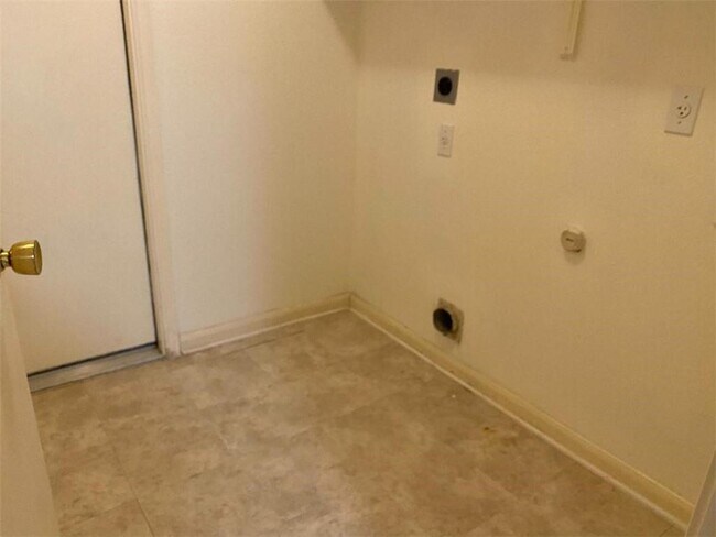 Building Photo - 4000 Barlow Dr