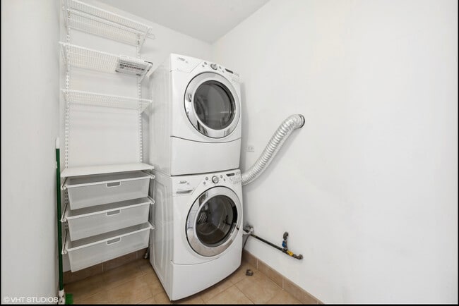 Building Photo - 215 N Green St