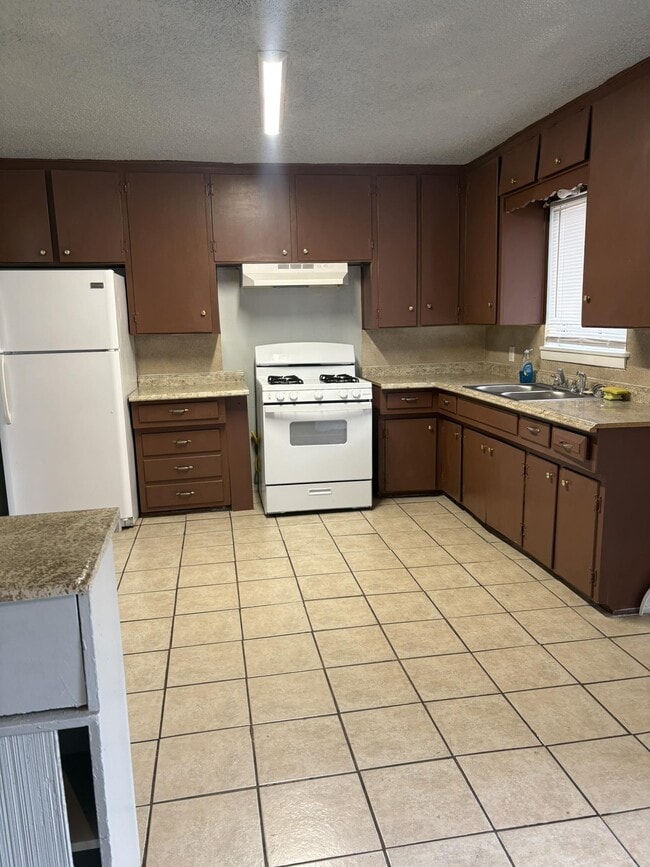 Building Photo - 2125 Kingsdale Dr