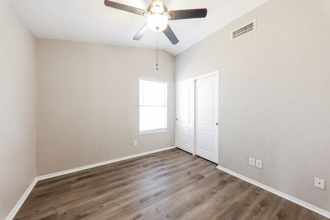 Building Photo - 548 E Cathy Dr