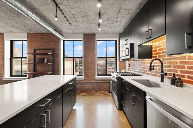 Building Photo - Fully Furnished Designer Loft with Parking & Monument Views!
