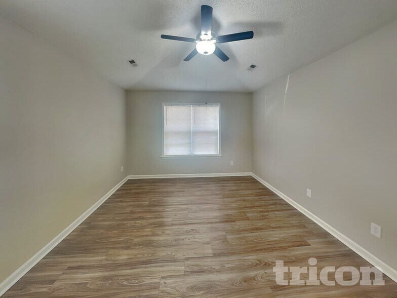 Building Photo - 217 Clear Springs Ct