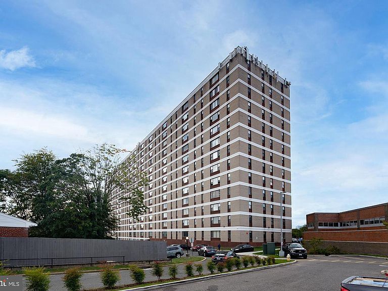 Side View - 4600 Duke St