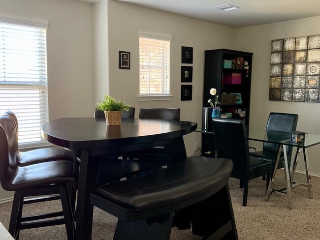 Building Photo - 24207 Oakdale Hls