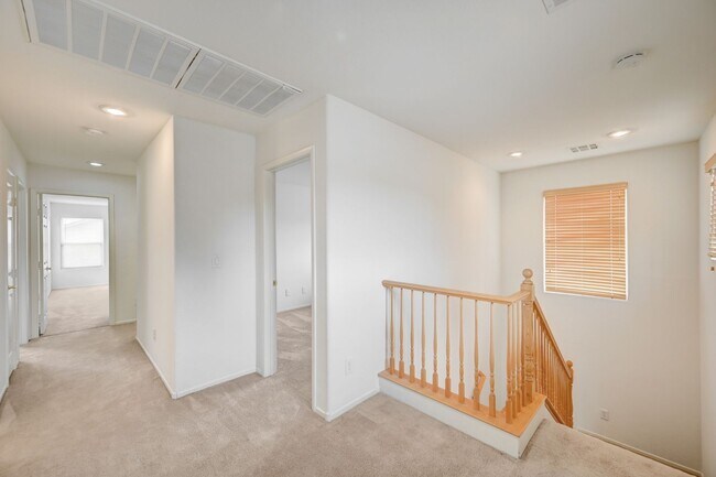 Building Photo - Beautiful 3 bedroom/2.5 baths located acro...
