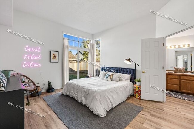 Building Photo - Elegant One-Level Lake Oswego Home with Vaulted Great Room & Garden Patio