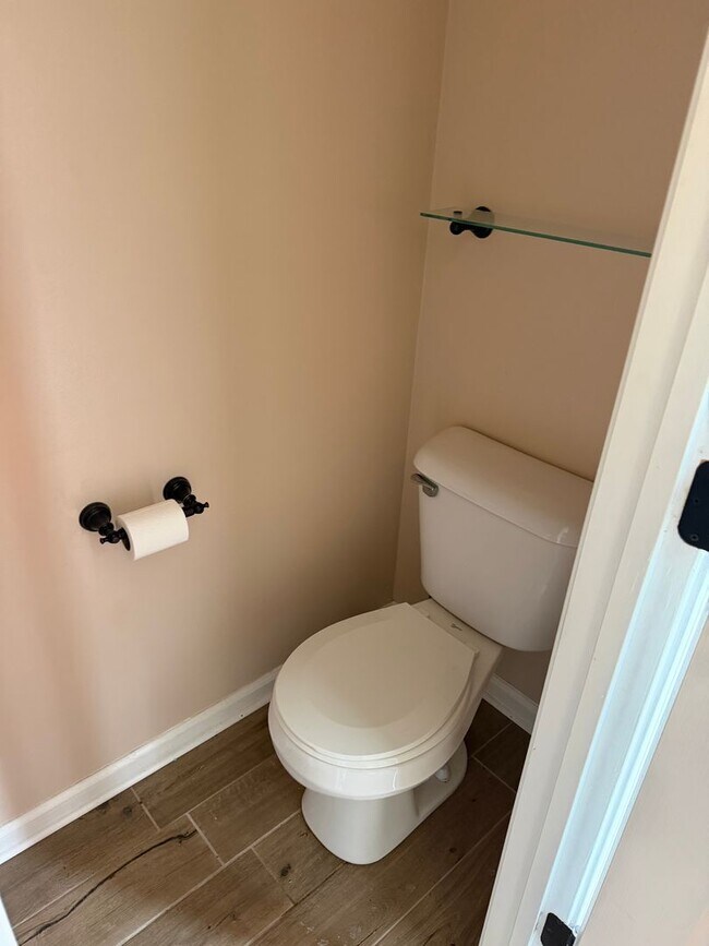 Building Photo - Maintenance Free Living 3 Bed/2.5 Bath