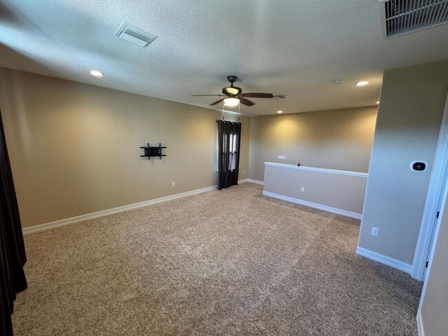 Building Photo - Two Story 5 bedroom, 4.5 bath