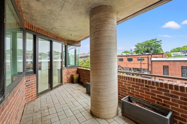 Building Photo - 1015 33rd St NW