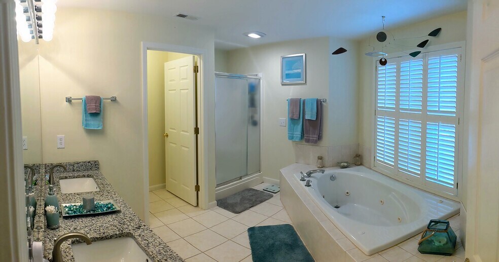 The master bathroom is truly the 'crown jewel' of this unit. It is unbelievably spacious. - 424 Commerce Ave