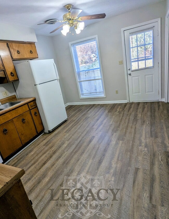 Building Photo - 1034 Brookview Dr