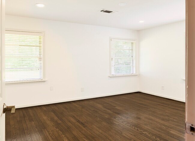 Building Photo - 9326 Willowview Ln