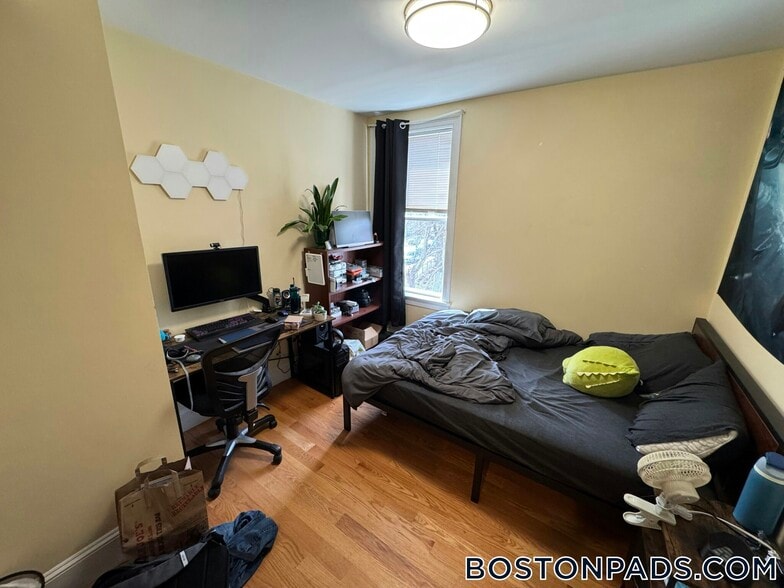 Building Photo - 183 River St