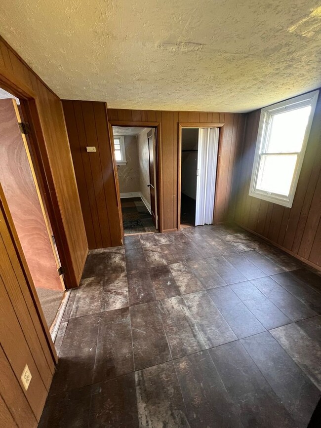 Building Photo - Section 8 Accepted: Affordable 4 Bed, 1 Ba...