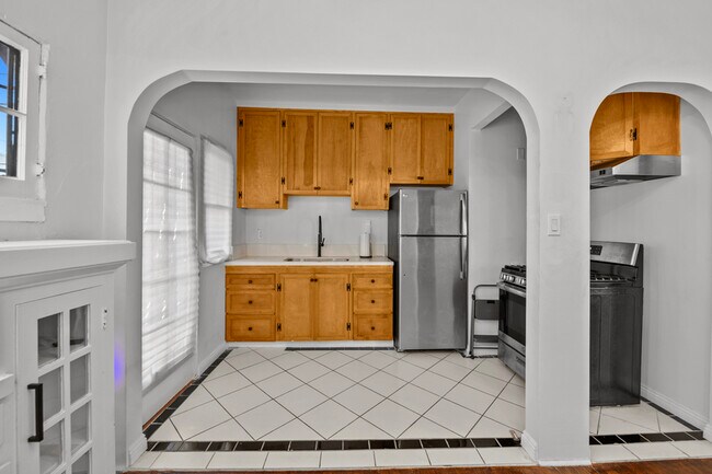 Building Photo - 647 N Spaulding Ave