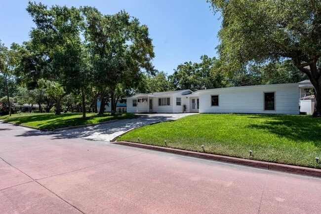 Building Photo - 1800 Mound Pl S