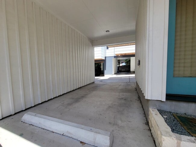 Building Photo - Modern 1/BR 1/BA with Tall Ceilings, Natur...