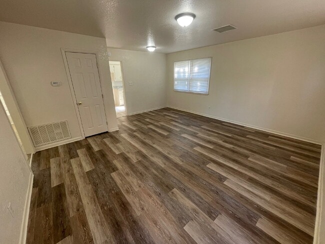 Building Photo - 1907 N Jeanette Ave