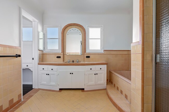 Building Photo - Clarkhill Residences LLC - 145