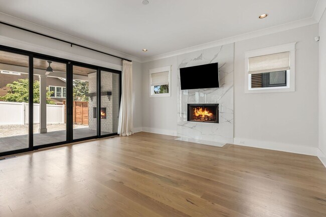 Building Photo - BEAUTIFUL CUSTOM BUILT HOME. 12 SOUTH ACRO...