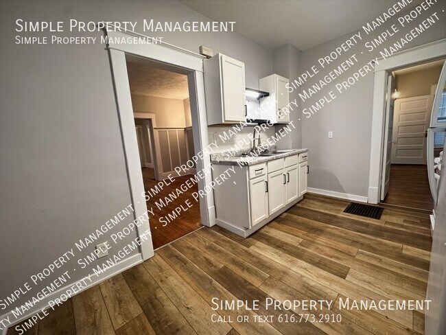 Building Photo - 1036 Lafayette Ave NE