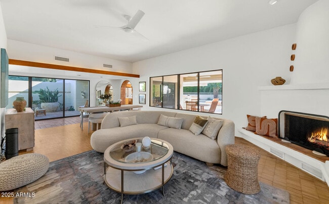 Building Photo - 9447 E Calle De Valle Dr