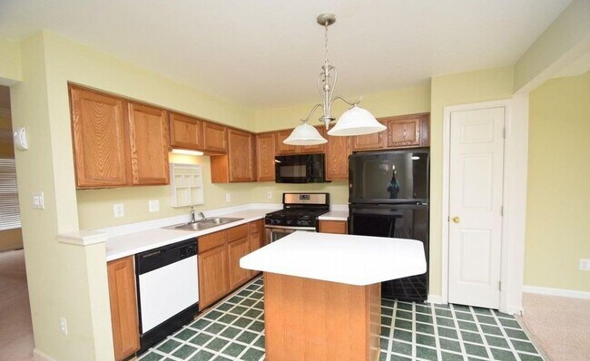 Building Photo - Beautiful Townehome - Lees Hill Community