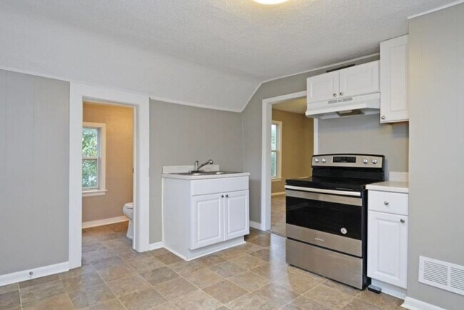 Building Photo - 1028 28th Ave NE