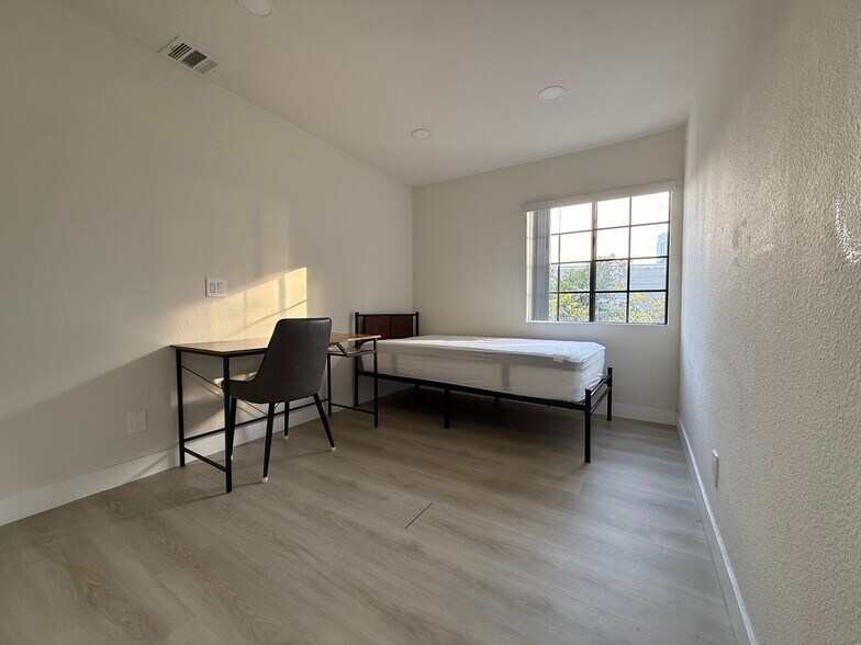 Available bedroom - 4639 Executive Dr