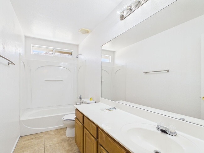 Building Photo - Spacious Heartland Ranch Beauty