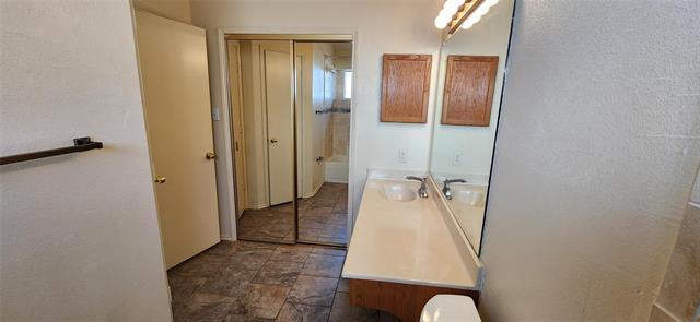 Building Photo - 2204 Turf Club Dr