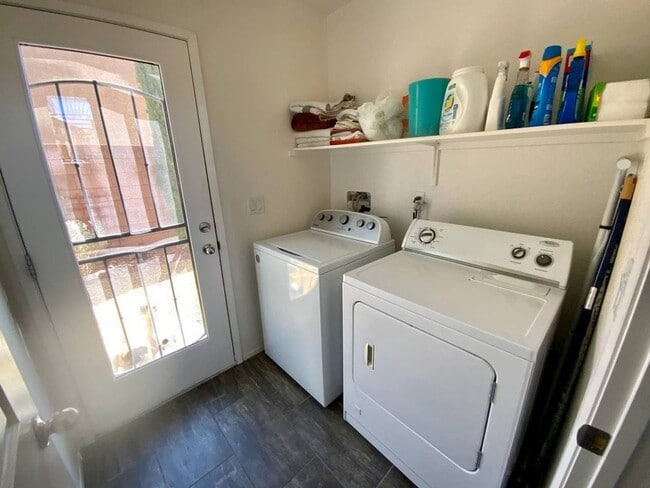 Building Photo - UNIQUE MODERN 3 STORY, 2BED, 3BATH WITH A ROOFTOP DECK!