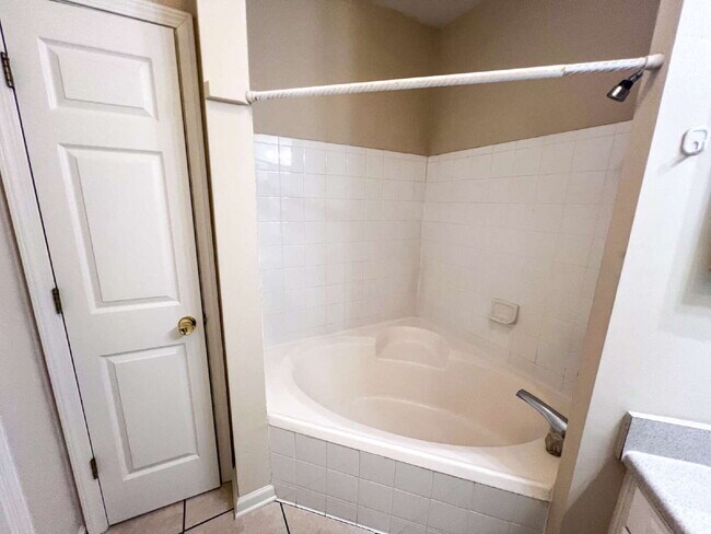 Building Photo - 2 Bed, 2 Bath Condo at amenity-rich The Me...