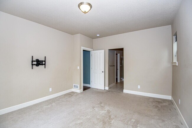 Building Photo - 14822 SW Mulberry Dr