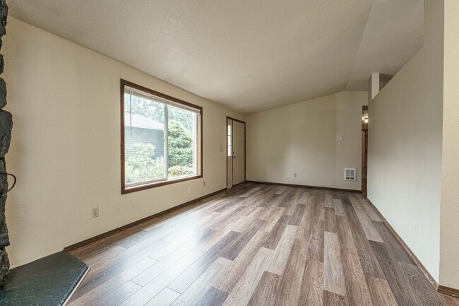 Building Photo - 2 Bedroom 2 Bath with single car garage